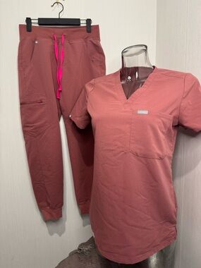 FIGS SCRUB SET. XS Petite. Catarina Top. Joggers. Style: W23SW2016P. No flaws.